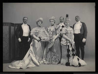 Gruppenporträt von Sydney Dillon Ripley, Mrs. J.T. Burden, Mrs. Wm. Jay, Benjamin Nicol und Col. Wm. Jay beim James Hazen Hyde Ball, New York, 31. Januar 1905 von Byron Company